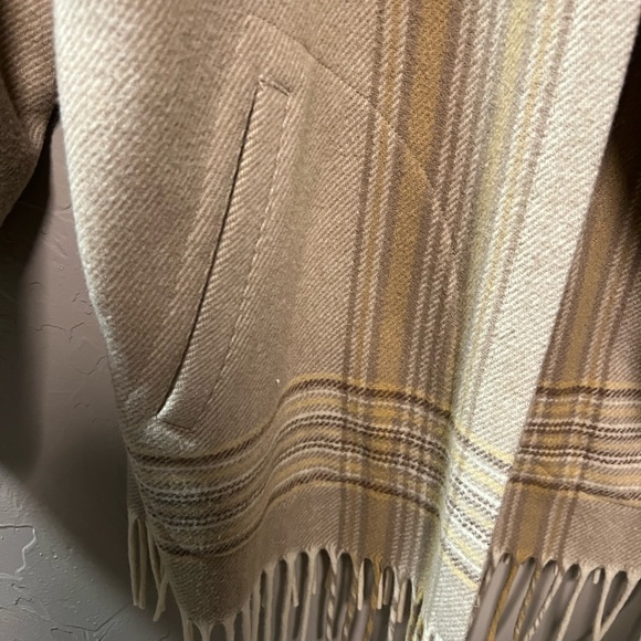 Pendleton Beige and Tan Fringed Women's Cape - Picture 7 of 13